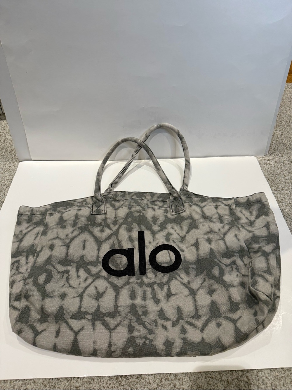 Alo Aspen Yoga Large Canvas Tie Dye Logo Tote Bag - Grey/White - Picture 3 of 3